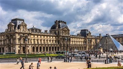 سرقة متحف اللوفر.. ووزيرة الثقافة الفرنسية تعلن إغلاقه للمعاينة والتحقيق 