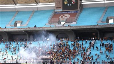 طبيب الأهلي يرفض نزول لاعبي الفريق لاستكمال عمليات الإحماء بسبب الغاز