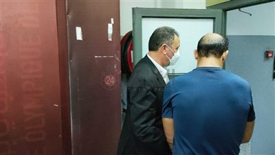 الخطيب يتوجه لغرفة الملابس لتهنئة لاعبي الأهلي (صور)