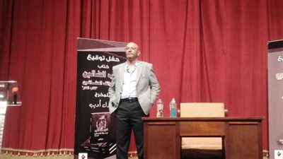 بحضور وفاء عامر وأنوشكا.. بدء حفل توقيع كتاب المخرج عادل أديب (صور)