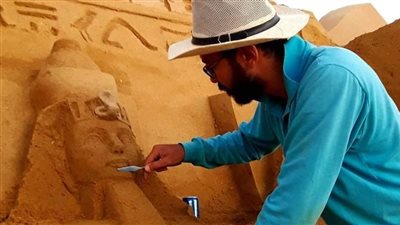 منها أبوسمبل.. أبانوب غالي يجسد معابد مصرية قديمة بالماء والرمل (صور)