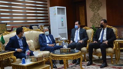 محافظ المنيا يستقبل وفدا من تنسيقية شباب الأحزاب والسياسيين