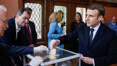 الرئيس الفرنسي يدلي بصوته في الجولة الاولي من الانتخابات الإقليمية 