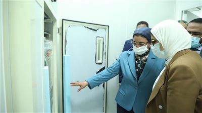 وزيرة الصحة تتفقد خطوط إنتاج لقاحات كورونا في مجمع مصانع 