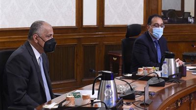 مدبولي يبحث مع محافظ البنك المركزي جهود الحد من ارتفاع الدين الخارجي 