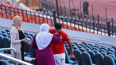 لاعب منتخب الشباب: تواجد أمي في ستاد القاهرة كان مفاجأة وتقبيل يدها أقل شيء