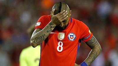 على رأسهم فيدال.. لاعبو تشيلي يكسرون قواعد فقاعة كورونا في المنتخب ويقيمون حفل خاص مع فتيات ليل