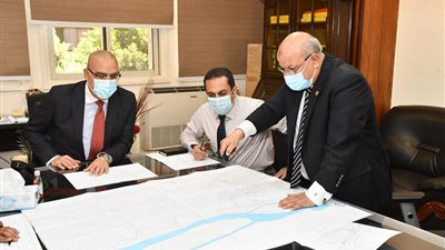 وزير الإسكان يتابع تنفيذ مشروعات إحلال وتجديد شبكات مياه الشرب بالقاهرة