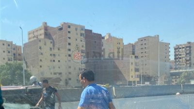 إصابة شخص إثر انقلاب سيارته أعلى الطريق الدائري بالجيزة (صور)