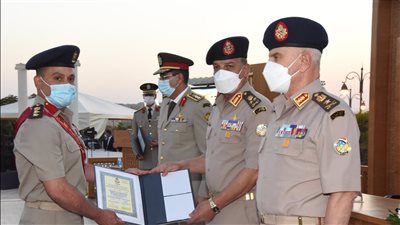 وزير الدفاع يشهد تخريج دورات جديدة من أكاديمية ناصر العسكرية وكلية القادة والأركان