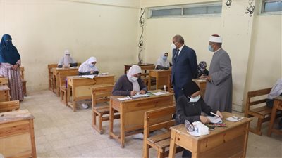 رئيس جامعة الأزهر يتابع امتحانات الشهادة الثانوية للقسم العلمي في يومها الثاني 