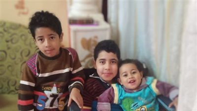 الضمور العضلي يحوّل حياة 3 أشقاء إلى جحيم.. ووالدهم: 