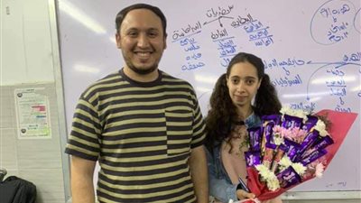  بباقة ورد وشوكولاتة.. مدرس يعتذر لتلميذته بالإسكندرية بعد توبيخها