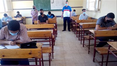 نسبة حضور 92%.. طلاب الثانوية العامة بالبحيرة يؤدون الامتحان التجريبي في مادتي الأحياء والاستاتيكا
