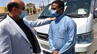 محافظ أسوان يدشن الدفعة الثامنة لأسطول مشروع تحديث السيرفيس للتخلص من سيارات الكبود 