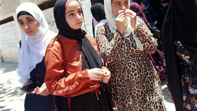 انهيار طالبات الثانوية الأزهرية بالإسكندرية أمام اللجان بسبب صعوبة امتحان الديناميكا