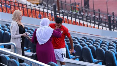 والدة نجم منتخب الشباب: “سجل الهدف بعد دعائي له مباشرة.. ونفسي يحترف زي محمد صلاح” (خاص)