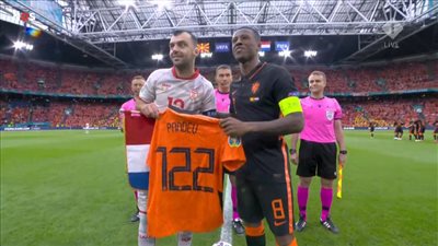 فينالدوم يهدي قميص هولندا لمهاجم مقدونيا بمناسبة مباراته الأخيرة (صورة) 