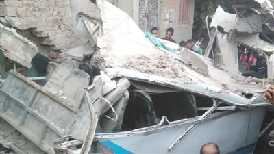 اللقطات الأولى لحادث اصطدام قطار بأتوبيس عمال في حلوان