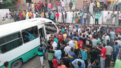 نقل جميع المصابين في حادث تصادم قطار بأتوبيس من مستشفى حلوان لـ 
