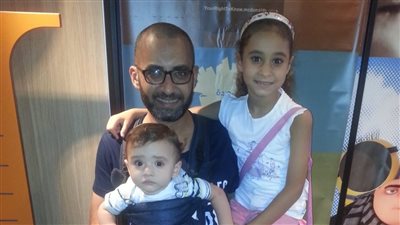 ريمون ونجوى.. قصة رجل عاش دور الأب والأم بعدما فقد زوجته أثناء الولادة (صور)