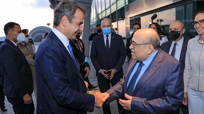 مصطفى الفقي يهدي رئيس وزراء اليونان كتابًا عن دورهم في بناء مصر