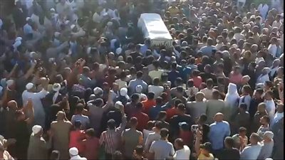 أهالي قرية طربمبا بالبحيرة يشيعون جثمان شيخ صوفي بالمزمار والطبل البلدي (صور وفيديو)