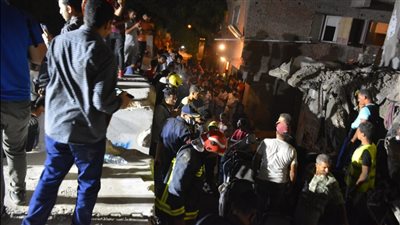 الحماية المدنية تواصل رفع حطام حادث قطار حلوان (صور)