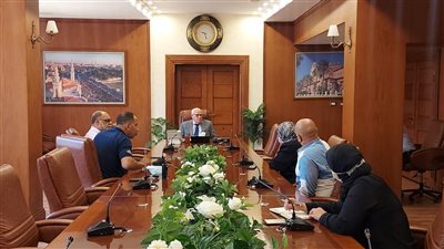 محافظ بورسعيد يبحث سبل تطوير سوق علي بن أبي طالب بحي الزهور