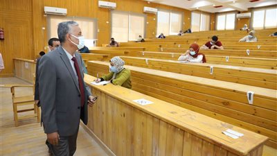 12105 طلاب يؤدون الامتحانات بجامعة جنوب الوادي