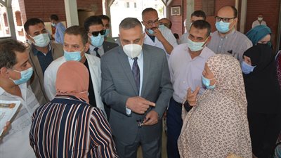 محافظ سوهاج يتفقد سير العمل بمستشفى الرمد (صور)