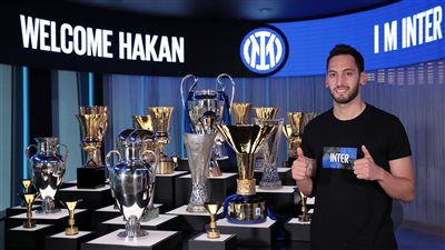 بعد صفقة هاكان.. تعرف على أبرز اللاعبين المنتقلين من ميلان إلى إنتر عبر التاريخ