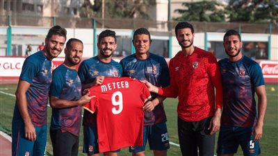 لاعبو الأهلي يدعمون عماد متعب بعد تعرضه لوعكة صحية