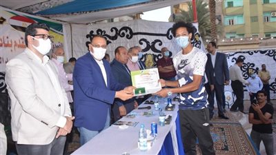 محافظ الشرقية يدعم نادي بلبيس بربع مليون جنيه بعد الصعود للممتاز ب (صور)