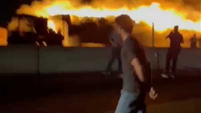 احتراق سيارة نقل على طريق 