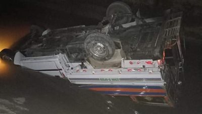 إصابة 5 أشخاص إثر انقلاب سيارة في ترعة بأسوان