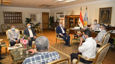 محافظ أسيوط يتابع تنفيذ مشروعات الكهرباء بمبادرة تطوير الريف المصري