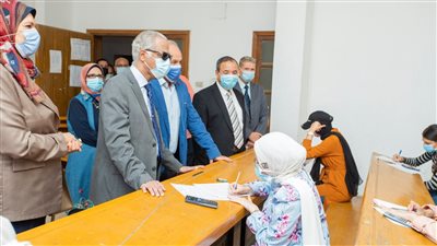 رئيس جامعة بورسعيد يتابع انتظام الامتحانات في عدد من الكليات (صور) 