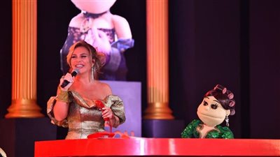 نيكول سابا تخطف الأنظار بإطلالة ذهبية ولقاء كوميدي ساخر مع 