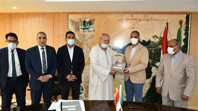 محافظ الفيوم يُسلم شيكات تمويل لإقامة مشروعات تنموية: نستهدف بناء الإنسان والعمران في آنٍ واحد (صور)