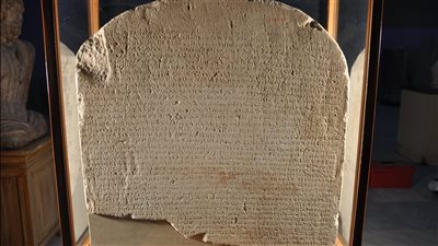 المتحف المصري بالتحرير يعرض مرسوم رفح لبطليموس الرابع (صور)