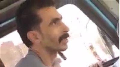 سائق أتوبيس يفقد السيطرة على القيادة.. وأحد الركاب: 