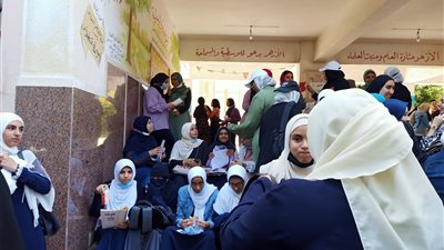 طلاب الأدبي بالثانوية الأزهرية عن امتحان 