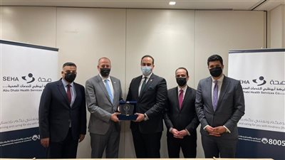 رئيس هيئة الرعاية الصحية يهدي درع الهيئة إلى رئيس صحة أبو ظبي تقديرًا لجهوده مع الهيئة