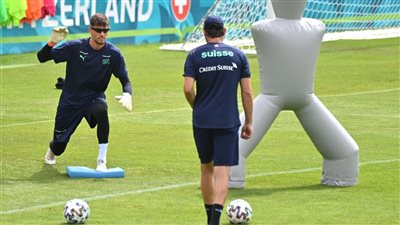 حراس منتخب سويسرا يرتدون نظارات خلال تدريباتهم استعدادًا لمواجهة فرنسا (صور)