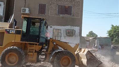 إزالة تعديات على أرض أملاك بشارع الشهيد عبد الرحمن خلف غرب الأقصر