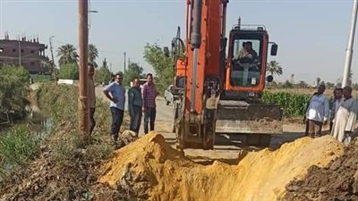 إصلاح خط مياه بطريق بحر قلهانة في الفيوم بعد معالجة الهبوط الأرضي (صور)