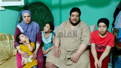 وزنه 300 كيلو.. مواطن في الغربية يستغيث بالمسئولين لإجراء عملية بسبب السمنة المفرطة