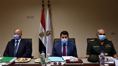 وزير الرياضة يبحث مع إدارة استاد القاهرة المشروعات الاستثمارية والإنشاءات الجديدة