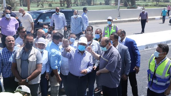 وزير النقل خلال الجولة